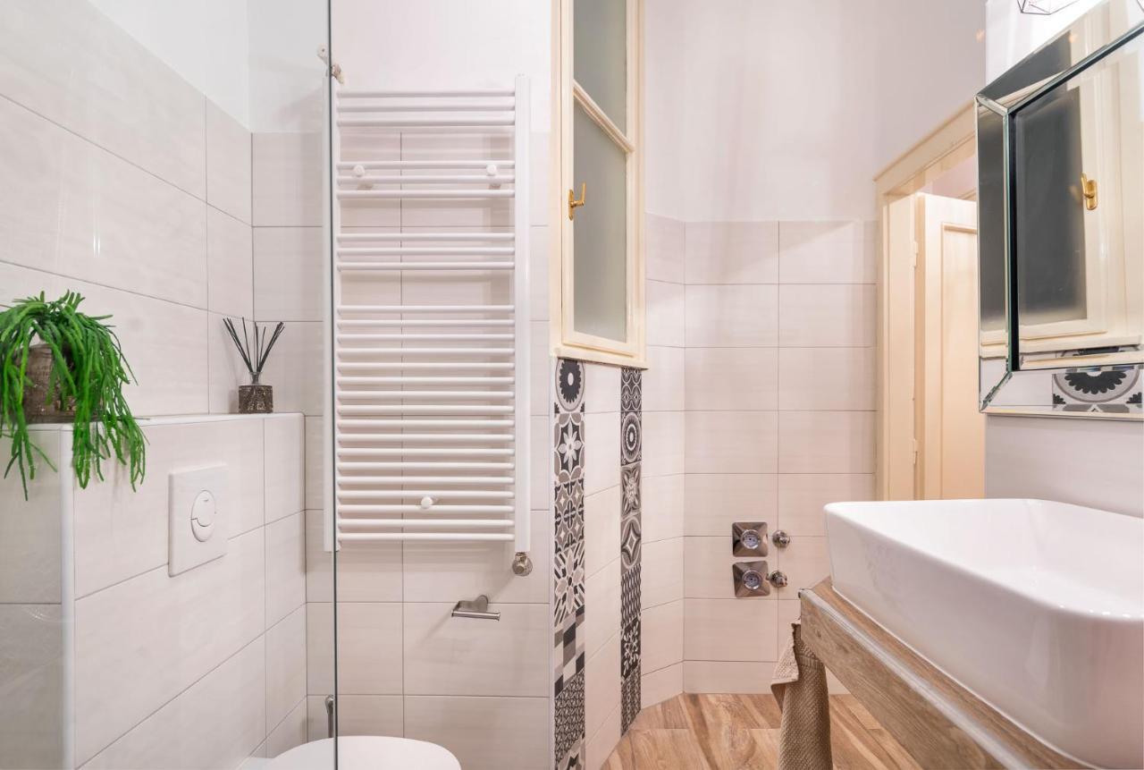 Economy Downtown Design Apartments - Free Parking - Balcony - Super Puplic Transport - Ac Budapeste Exterior foto